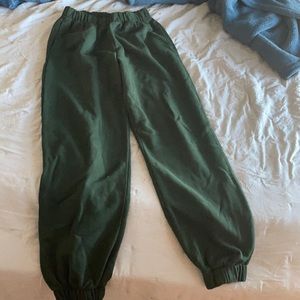 Never worn army green brandy Melville sweatpants 💚